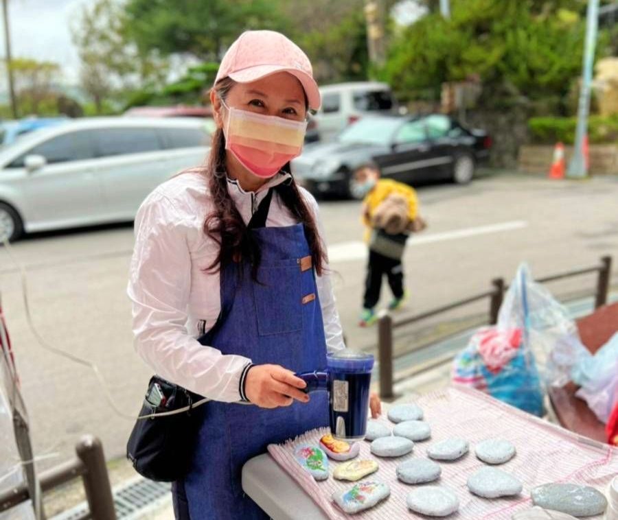 蔡愛麗老師擔任蝶古巴特創作義工,響應鳯凰美學獅子會的公益精神。(記者 辛澎祥/攝)
