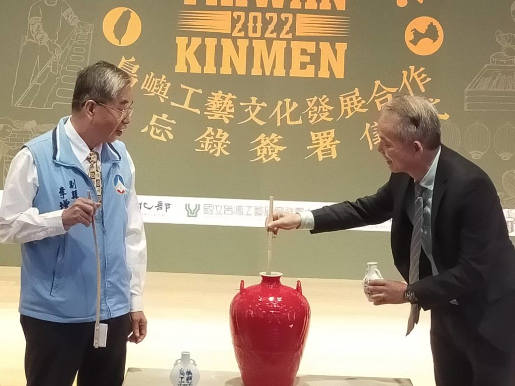 暢飲金門高粱酒前,李增財副縣長(左)與張仁吉主任都顯得樂不可支。(記者 辛澎祥/攝)