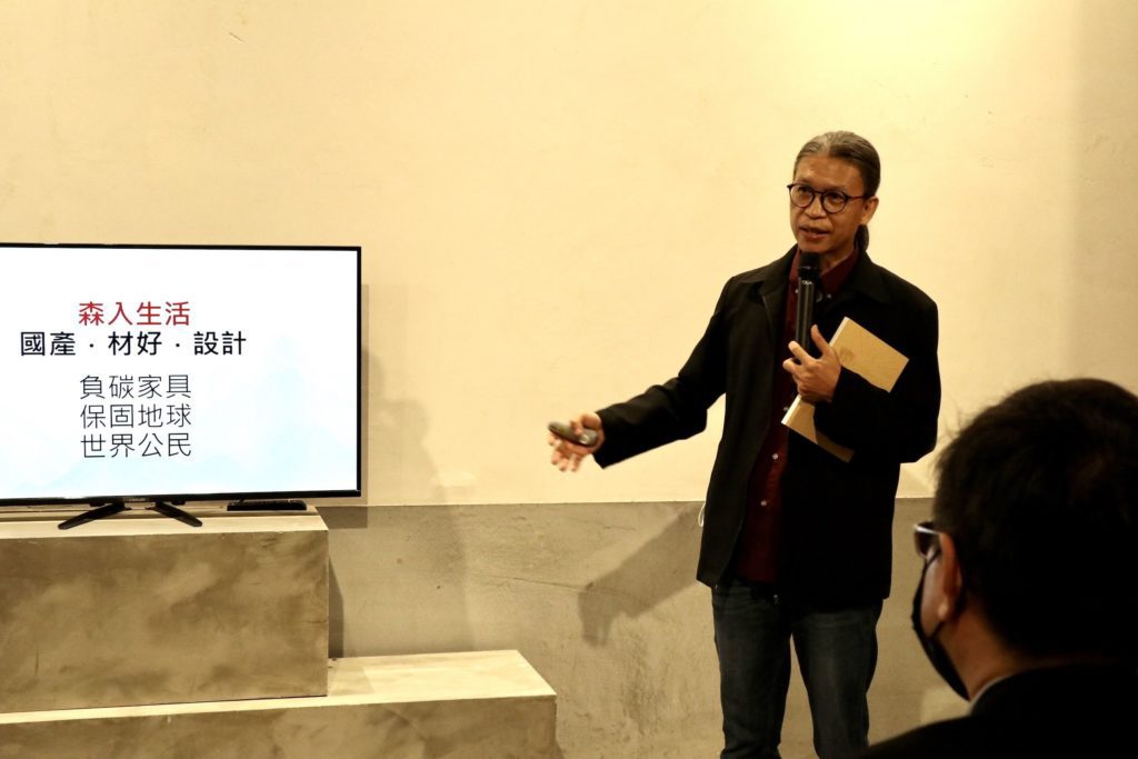 北科大木藝中心主任陳殿禮認為,展出的作品凝聚了在地多元文化樣泰。(記者 辛澎祥/攝)