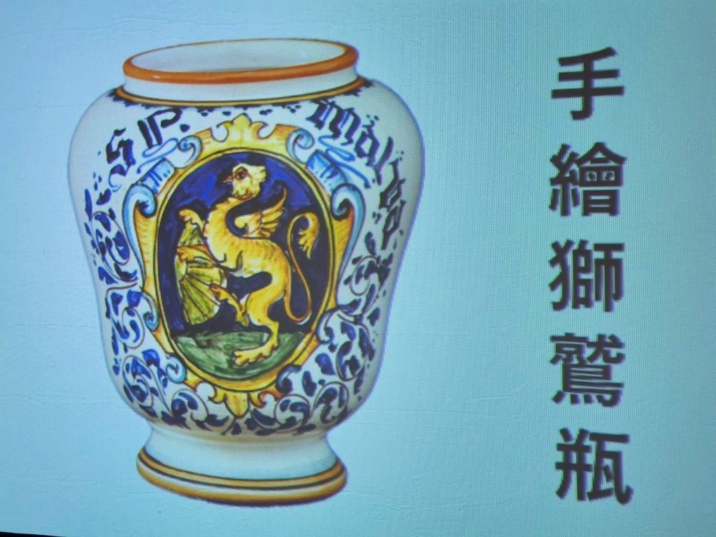 ▲現場展示手繪獅鷲瓷瓶,在多元藝術中賦予其更充沛的能量與價值。(記者 辛澎祥/攝)