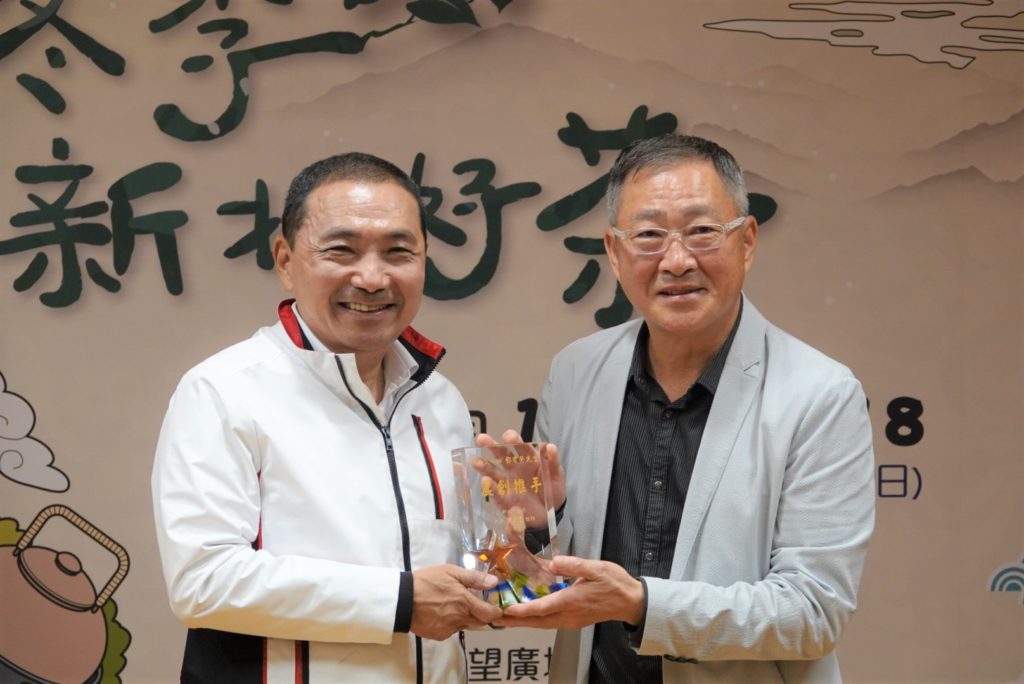 新北市長侯友宜頒發感謝牌予教父牛排創辦人鄧有癸師傅