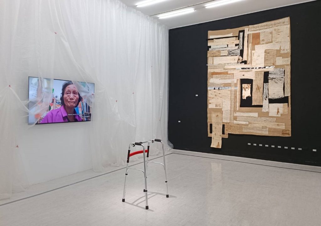 ▲參展藝術家蔡海如以單頻道錄像及細致的手工樹木作品,影射自創傷中死而復生的隱喻。(記者 辛澎祥/攝)