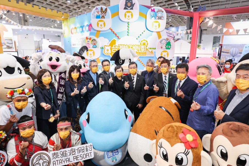 各單位代表齊聚展館大力行銷台灣好樂園館的優惠方案。(圖/觀光局 提供)