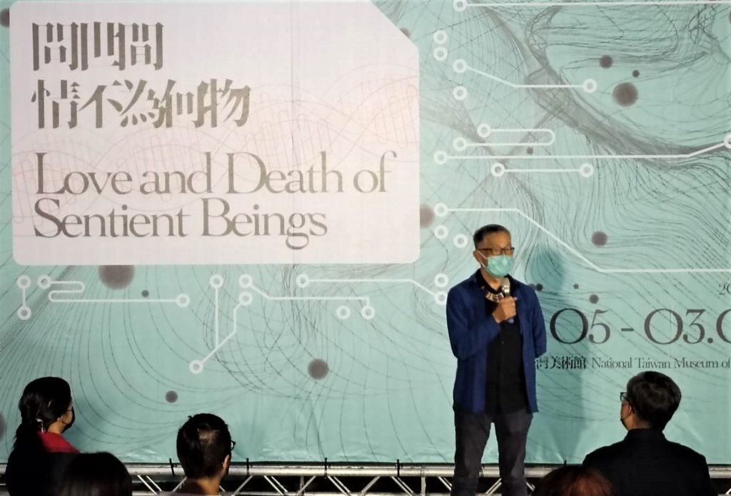 ▲策展人徐文瑞說明了策展過程與藝術家作品緊扣主題的解構概念。(圖/國美館 提供)