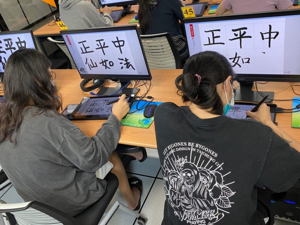 學生們學習e筆書法的專注情形。(圖/淡大文錙藝術中心 提供)