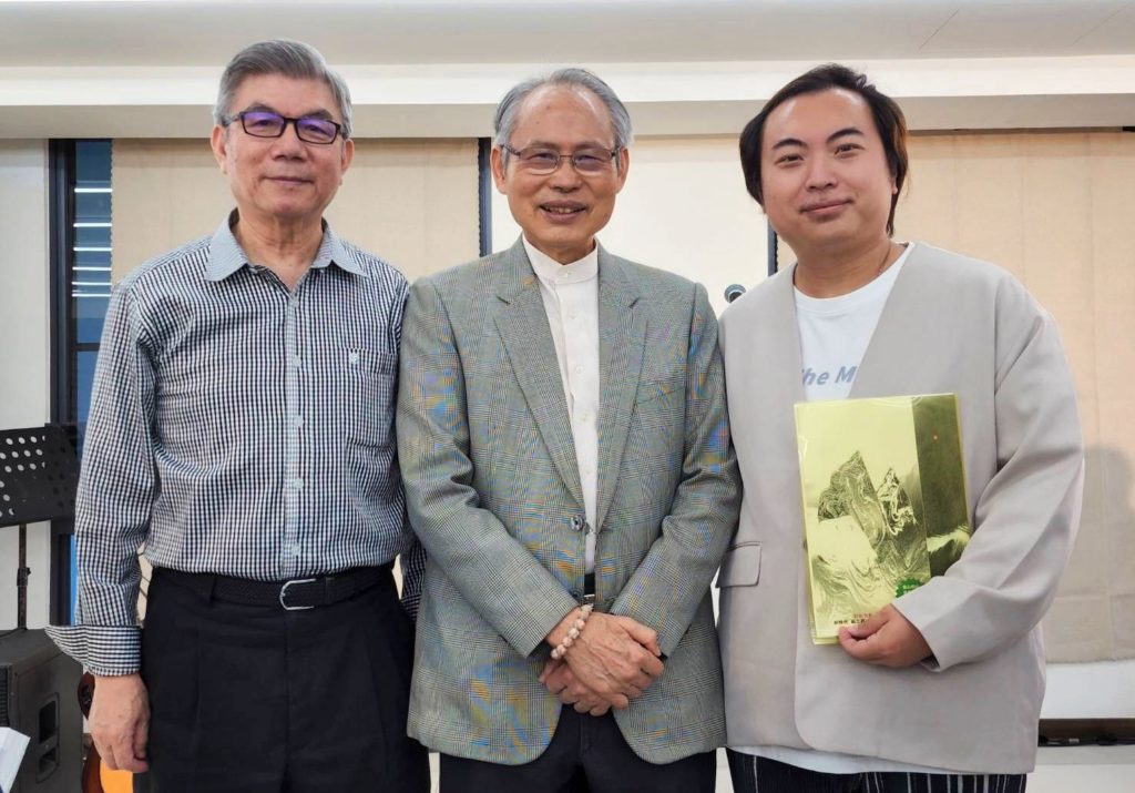 ▲水墨畫家陳合成教授(左起)前文總秘書長蘇進強與「伍藝元」雜誌社長洪偉倫會場開心合影。(記者 辛澎祥/攝)