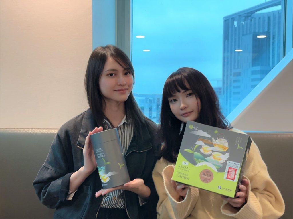 今年度比賽茶換新衣，包裝外觀以手採一心二葉、三峽拱橋及綠色系作為設計元素，更具時尚風格 (1)