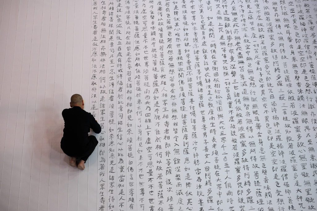 蔡明亮於龐畢度展場抄寫經文。（照片提供：汯呄霖電影、攝影：王雲霖） (1)