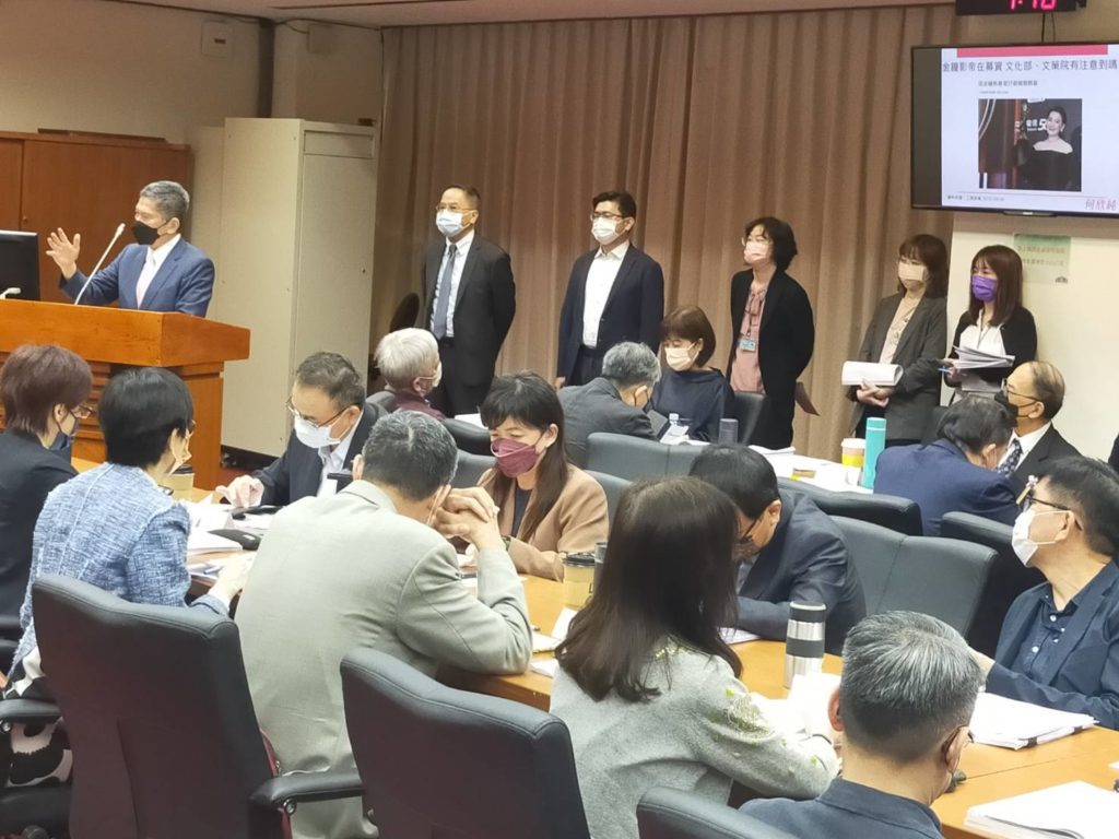 針對文策院的職掌與預算執行，李永得部長（左）及文策院董事長彭俊亨（左二）與部屬局處首長進行備詢。（記者 辛澎祥/攝）