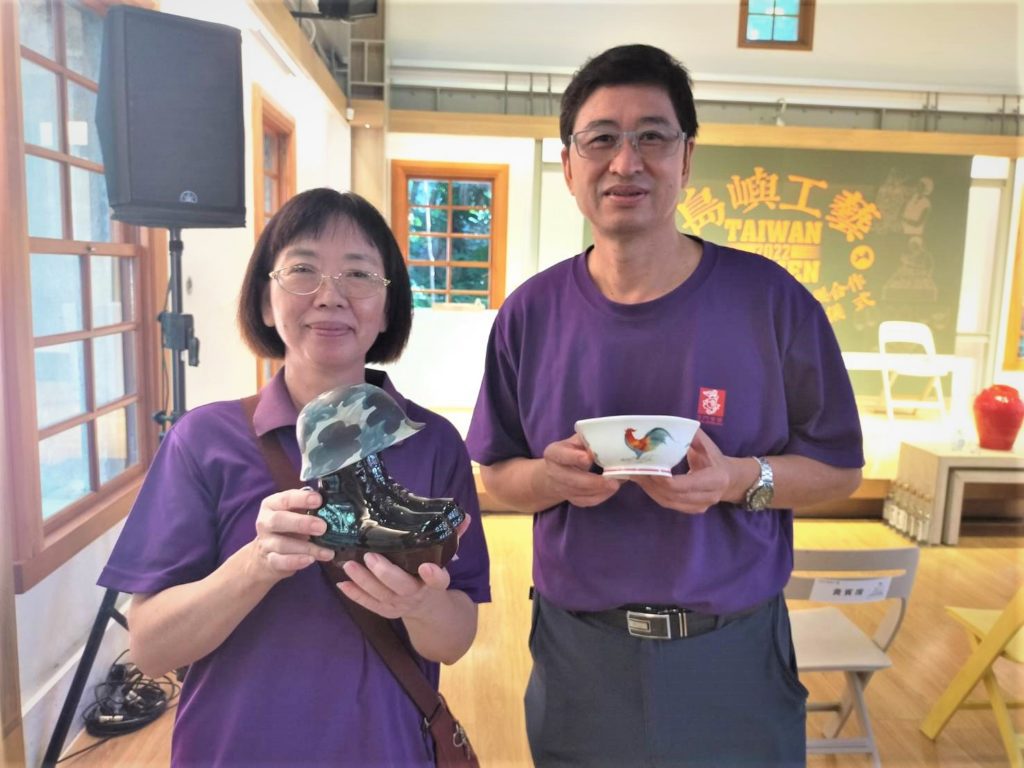 金門陶瓷廠廠長何桂泉(右)與創意師董玉鈴,陳述每件陶瓷品的故事與由來,極具溯古趣味。(記者 辛澎祥/攝)