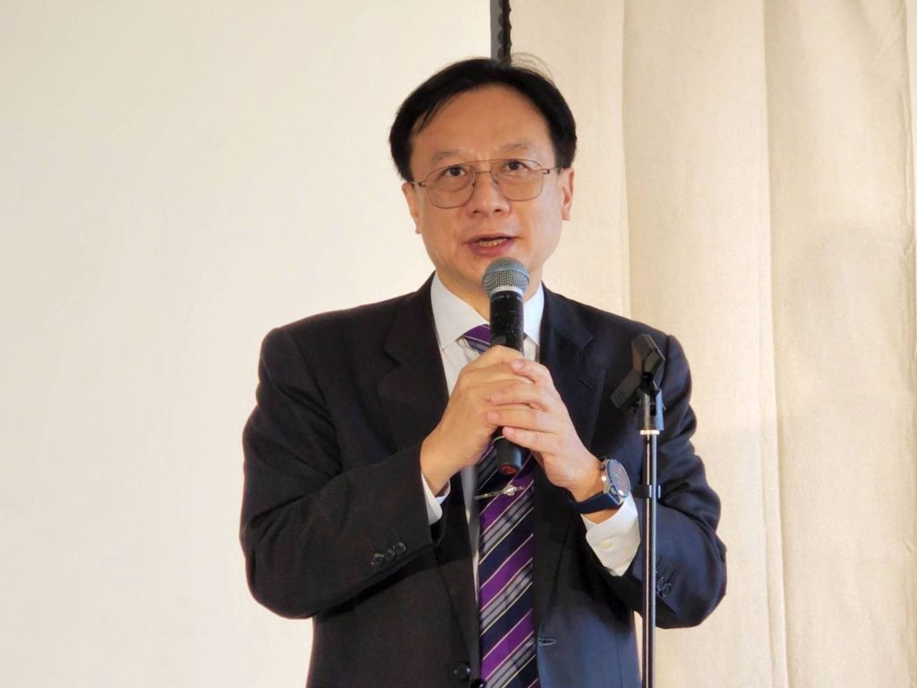 ▲前彰化縣長卓伯源對有富集團總裁洪村騫,於企業經營有成後有心於支持文化出版,深感欽佩不已。(記者 辛澎祥/攝)