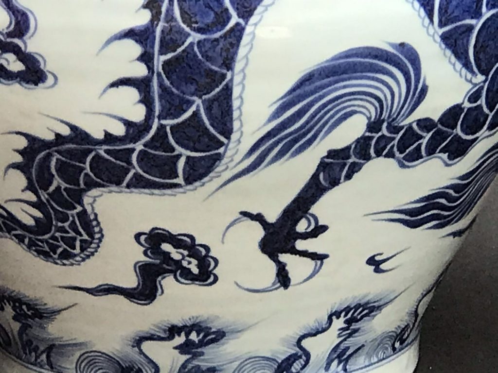 在藏品罐身所見的四爪龍紋,吳斌老師認為是只有平民百姓所擁有,亦有一說是製瓷工人的疏忽,但皆不損珍品價值。(圖/吳斌 提供)