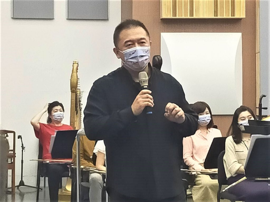 音樂總監江靖波表示,邀請到多位知名音樂家加入演出,讓音樂會更有看頭。(記者 辛澎祥/攝)