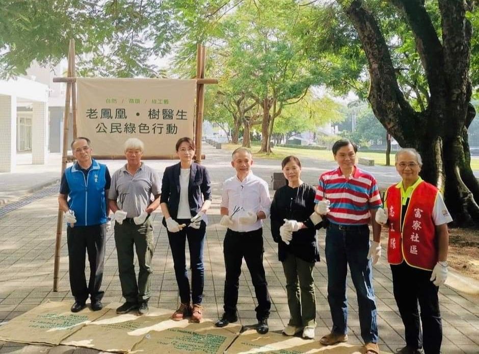 ▲張仁吉主任(中)與出席活動的各界貴賓代表進行揭幕式。(圖/工藝中心 提供)