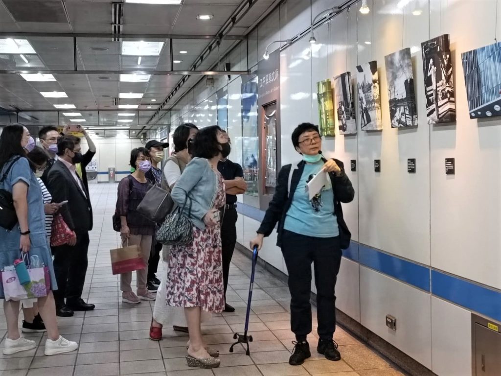 ▲攝影家趙蘊嫻向前來觀看展覽的民眾做導覽。(記者 陳安婷/攝)