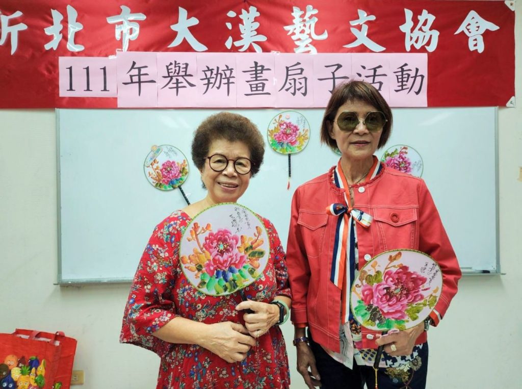 呂玉環理事長(左)舉辦創意十足的畫扇子活動,有口皆碑。右為團長曾玉葉(記者 辛澎祥/攝)