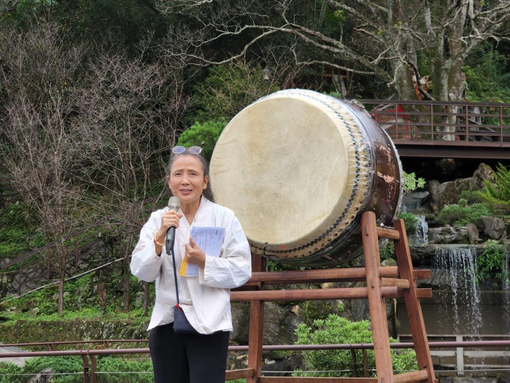 優人神鼓創辦人劉若偊致詞時表達對地景藝術所賦予的意義與期待。(記者 辛澎祥/攝)