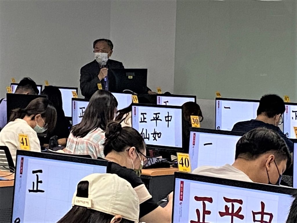 張炳煌教授指導學生們學習e筆書法的熱絡情況。(圖/淡大文錙藝術中心 提供)