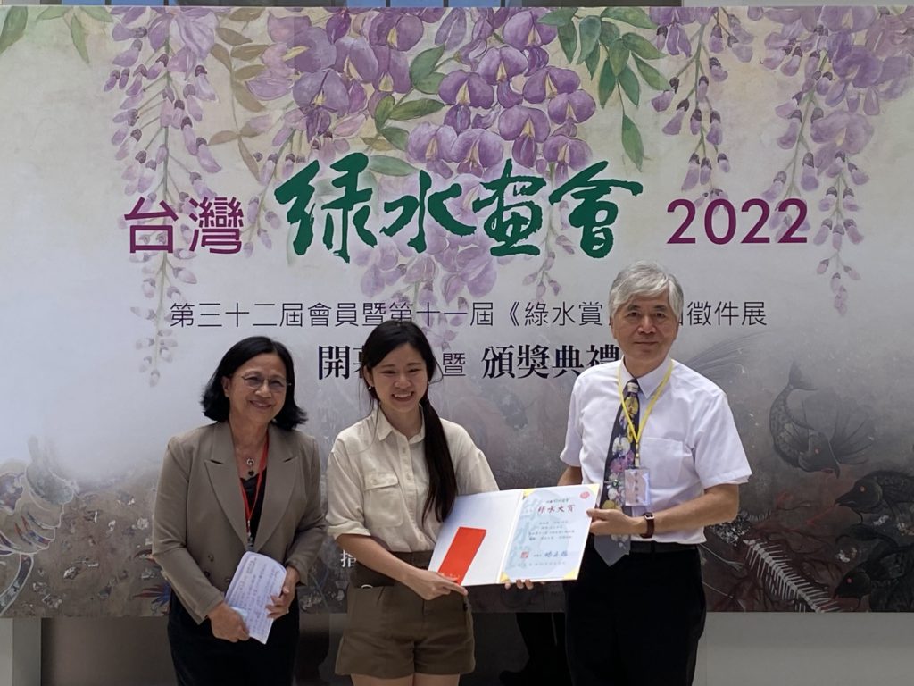 台灣綠水畫會理事長楊玉梅(左)策畫辦理綠水賞徵件展,付出極大心力,備獲好評。(圖/台中文化局 提供)