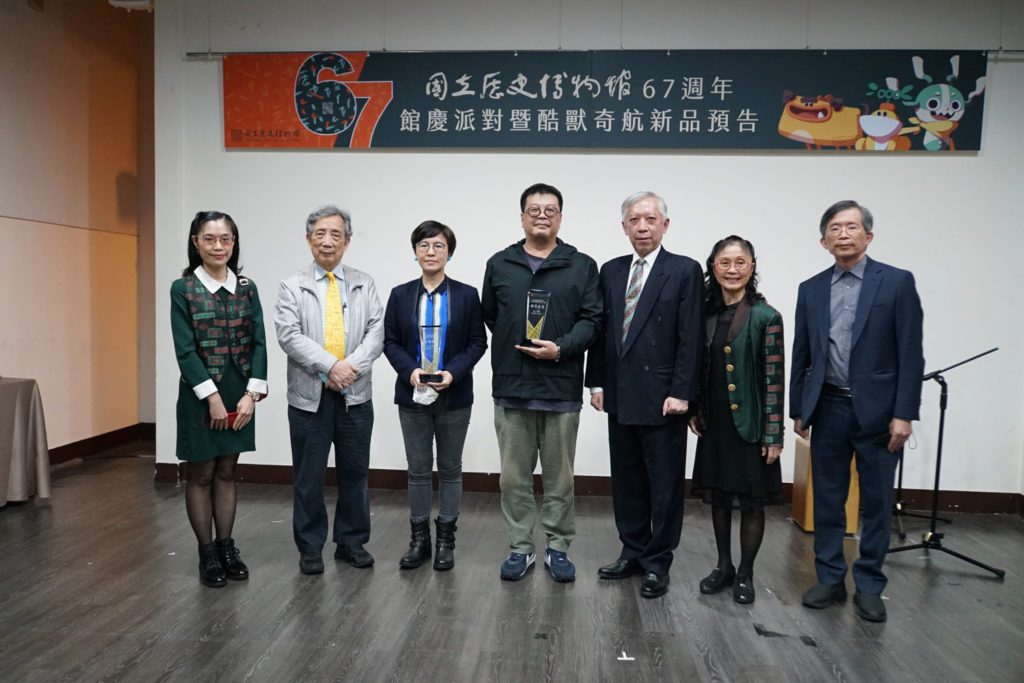劉彬彬(右2)與黃光男前館長(左2)代表致贈劉延濤獎學金和傅狷夫獎學金 (1)