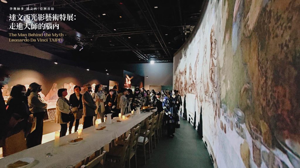 ▲活動出席貴賓爭睹知名名畫展品。(圖/雙融域 提供)