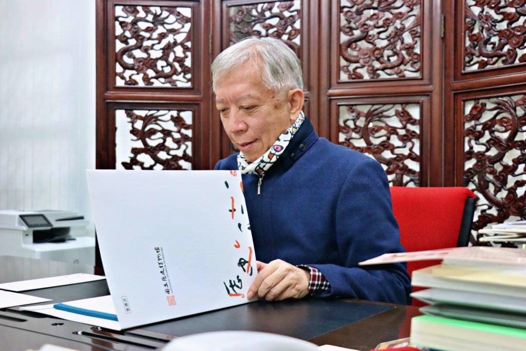梁永斐館長手握史博館全新「視覺識別系統」公文封,呈現開館新氣象。(圖/史博館提供)