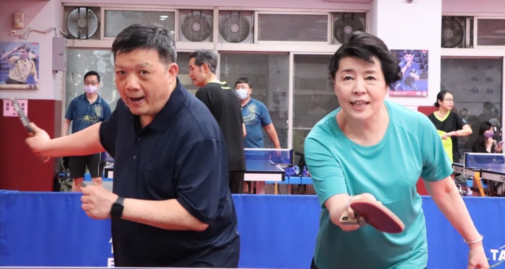 ▲億光電子董事長葉寅夫與簡文秀教授夫妻檔,為社會公益活動投注極大心力。(記者 辛澎祥/攝)