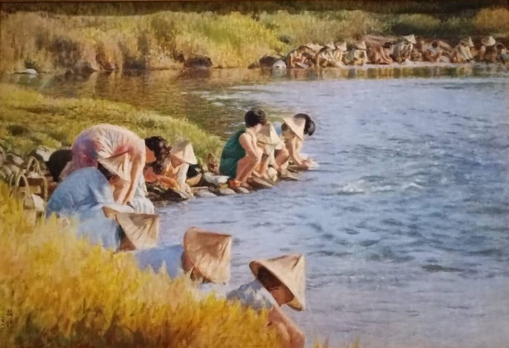 李梅樹作品「清溪浣衣」,1981年,生動描繪村裡婦女在河邊洗衣情 景。(記者 陳安婷/攝)