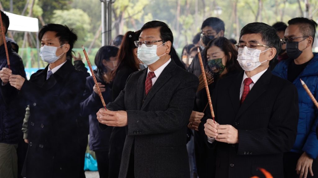 ▲觀光局長張錫聰(中)率相關單位主管上香祈福燈會主燈安座典禮成功。(圖/觀光局 提供)