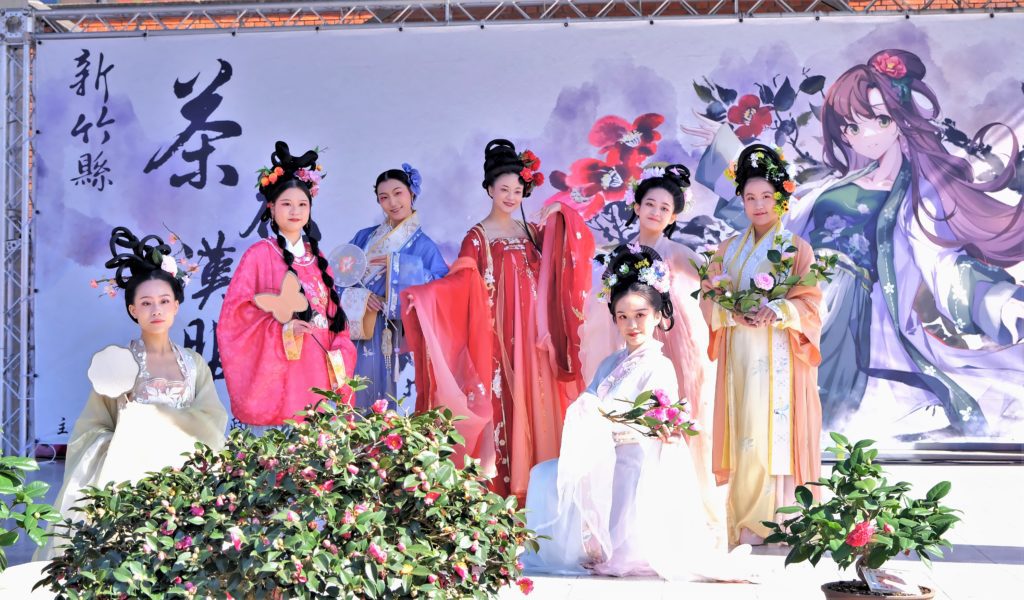 ▲舞者化身7位花神,搭配不同朝代的漢服,以身段曼妙的舞姿結合古箏音樂,在茶花季帶來視覺與聽覺交織的盛宴。(圖/竹縣文化局 提供)