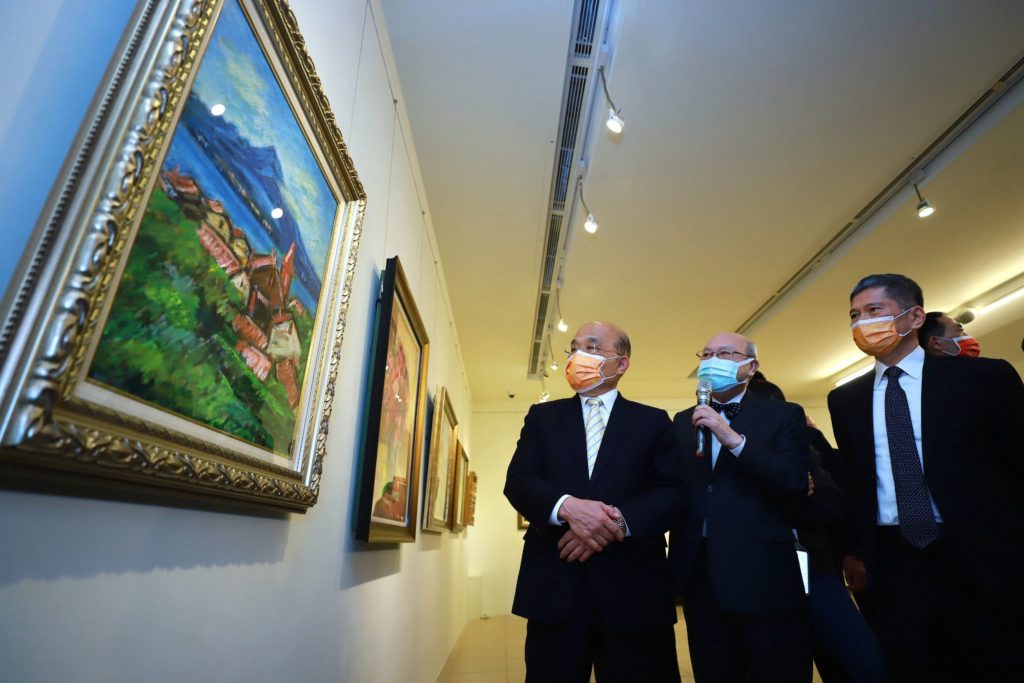 ▲廖武治(中)為蘇貞昌院長(左)及李永得部長進行作品導覽。(記者 辛澎祥/攝)