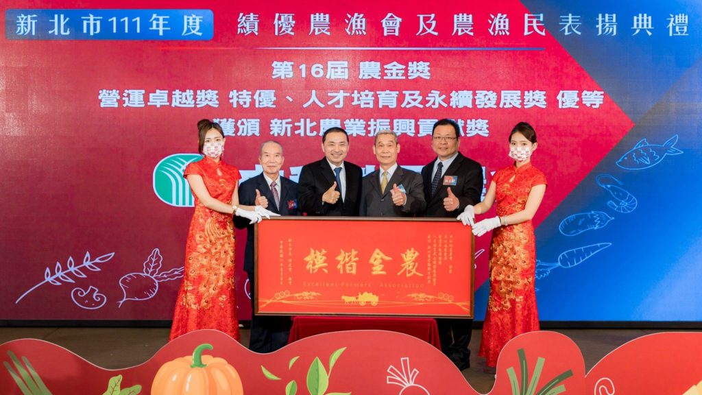 ▲新北市長侯友宜(左三)與楷模金農業者合影留念。(圖/新北農業局 提供)