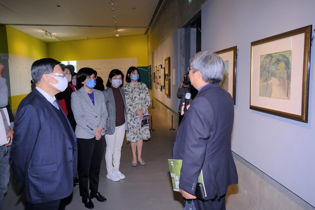 亞大現代美術館長潘襎介紹巡迴展展區,及蕭如松畫作風格、創作內容