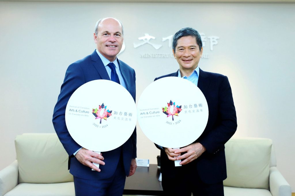 ▲文化部長李永得（右）與加拿大駐台辦事處長官合影留念。（圖/文化部 提供）
