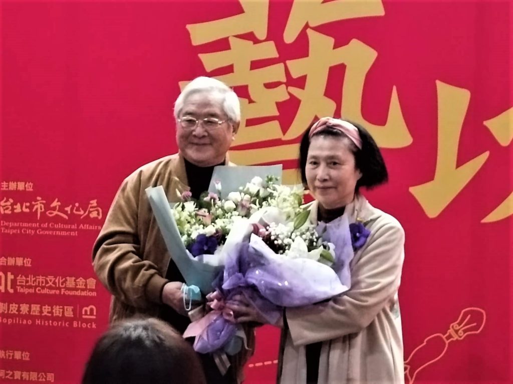 傳統表演藝術「京劇」保存者楊蓮英藝師(右)接受丈夫獻花上台祝賀。(記者 陳安婷/攝)