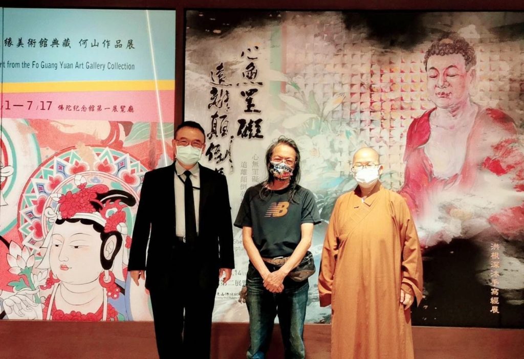 ▲在佛光山佛陀紀念館展出,洪根深在作品中顯得心無罣礙般的沈靜自若。左為文化部政務次長蕭宗煌,右為佛光山如常法師。(圖/洪根深 提供)
