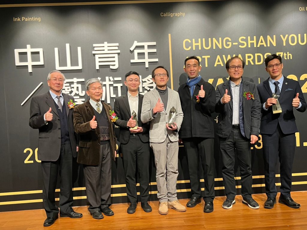 ▲國父紀念館館長王蘭生(右三)與各類組評審團召集人及獲獎者合影留念。(圖/國父紀念館 提供)