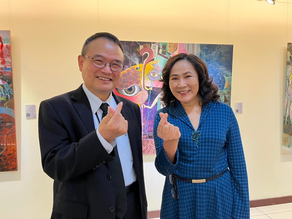 ▲文化部次長蕭宗煌(左)與藝術家莊麗珠展場相見歡。(記者 辛澎祥/攝)
