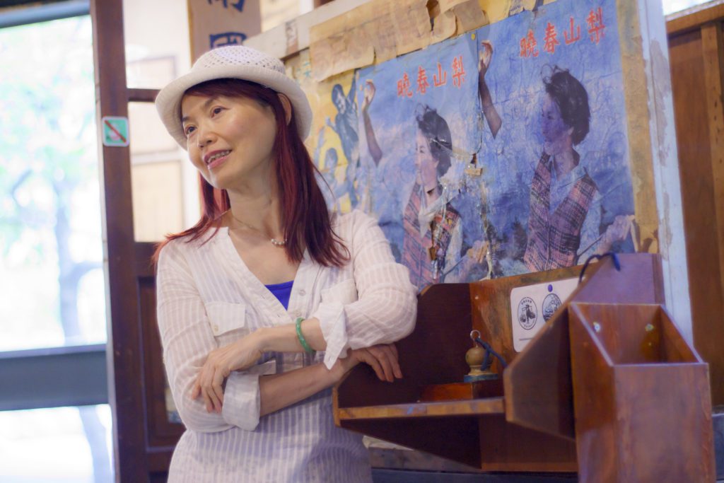 ▲頑石劇團藝術總監郎亞玲回母校攻讀美術系碩士學位。 (圖/唐天攝)
