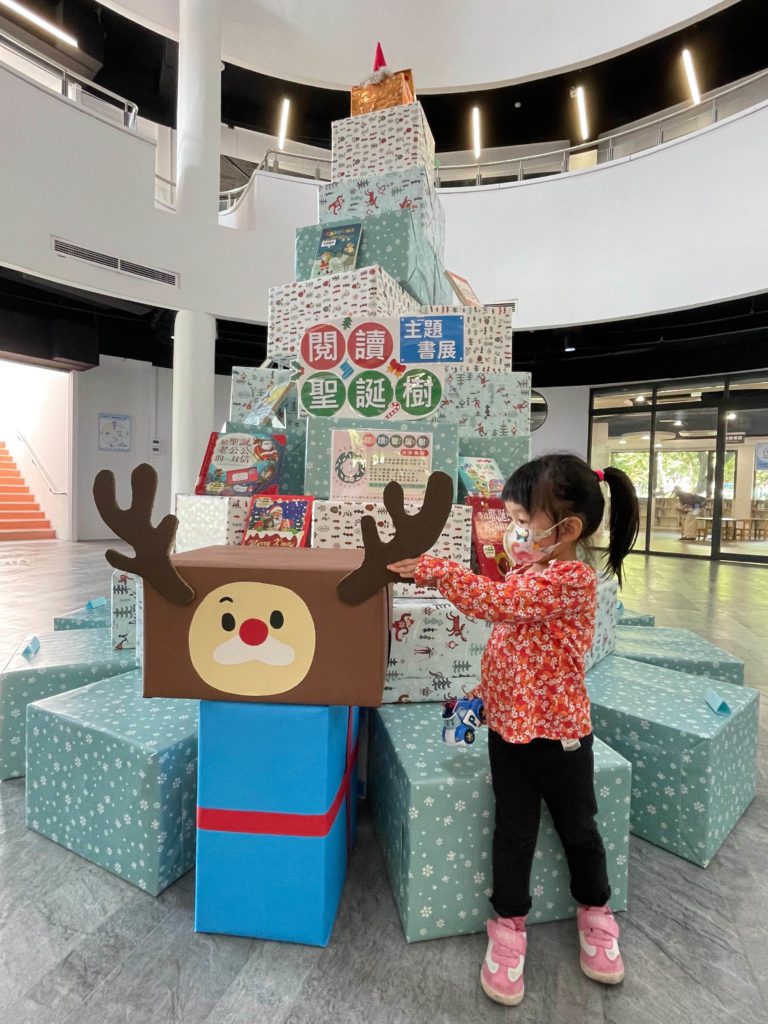 興安圖書館打造一座2.7公尺的閱讀聖誕樹，歡迎民眾拍照打卡