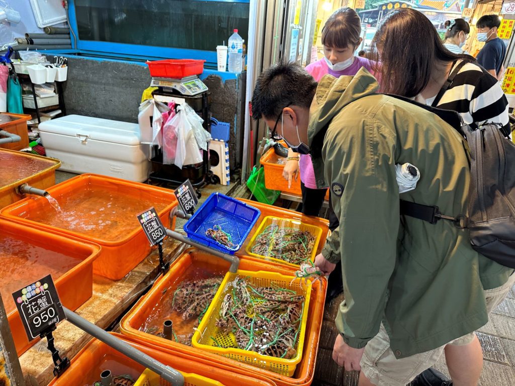 ▲龜吼漁夫市集的活跳海鮮應有盡有。(圖/新北漁業處 提供)