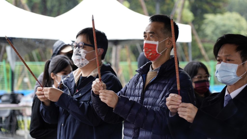 ▲燈會主燈區地主國父紀念館館長王蘭生(中)也馨香祈福活動順利圓滿。(圖/觀光局 提供)