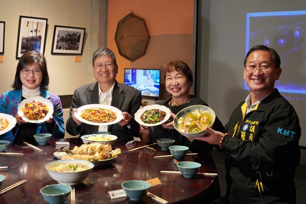 ▲客家宴客菜色香味俱全 令人食指大動,左二為楊文科縣長。(圖/竹縣文化局 提供)