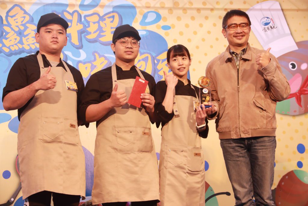 農業局長李玟(右一)頒獎給貢寮鮑料理比賽冠軍隊