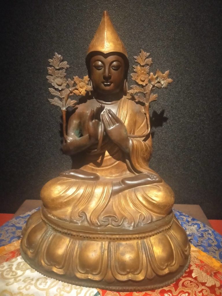 ▲藏傳文物的展出呈現了蒙藏文化的精髓與精緻面貌。(記者 辛澎祥/攝)