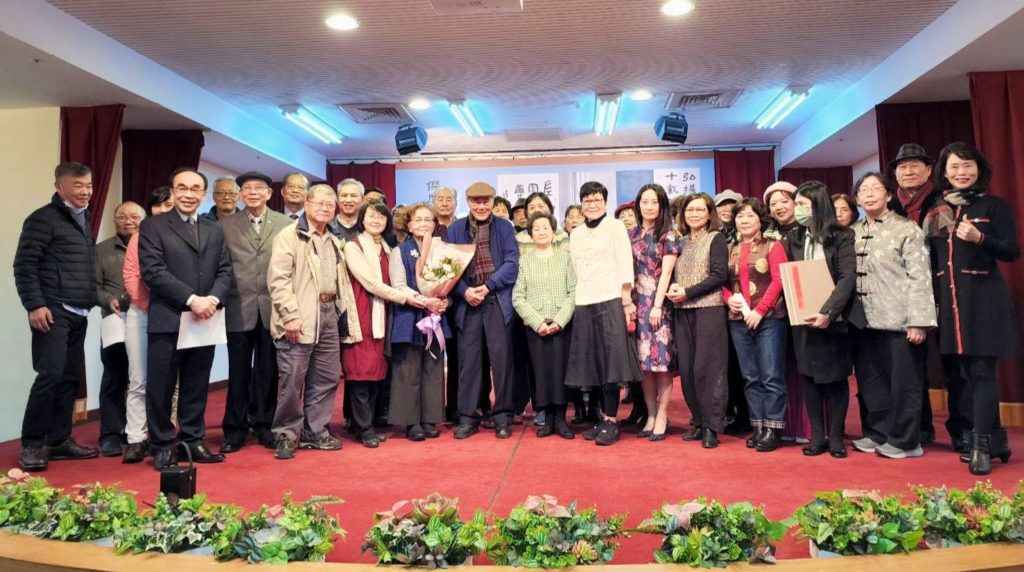 ▲與會及參展者特別合唱「感恩的心」，並向連勝彥大師及夫人獻花祝壽道賀。（記者 辛澎祥/攝）