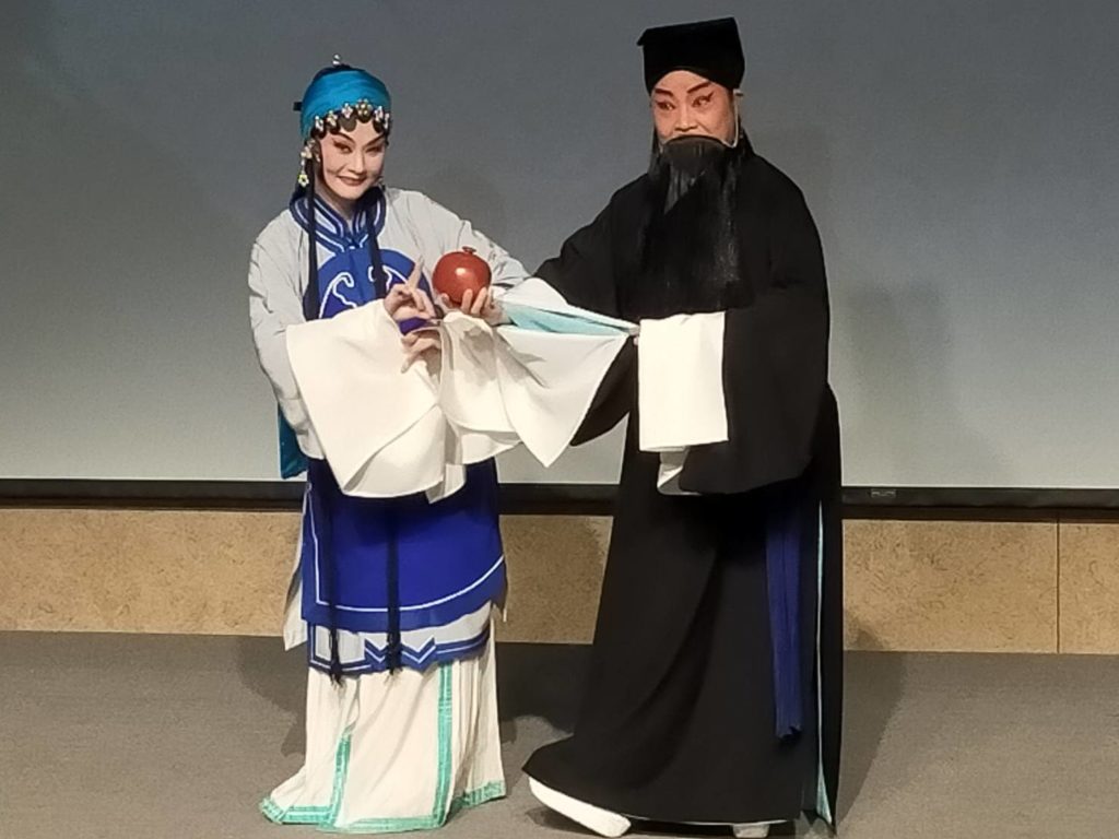 ▲「求你騙騙我」的演出片段,展現演員精湛的演技與特有揮灑技巧。(記者 辛澎祥/攝)
