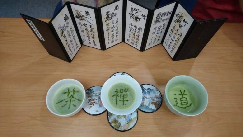 ▲源自唐朝”茶百戲”是以茶和水繪出各式各樣的文字或圖案,到了宋代發展到顛峰,成為文人雅士之間推崇的一種雅集藝文活動。爾後,清水畫丹青的古法技藝漸漸被世人遺忘。於2017年茶百戲被列入福建省非物質文化遺產。(圖/王淑娟提供)
