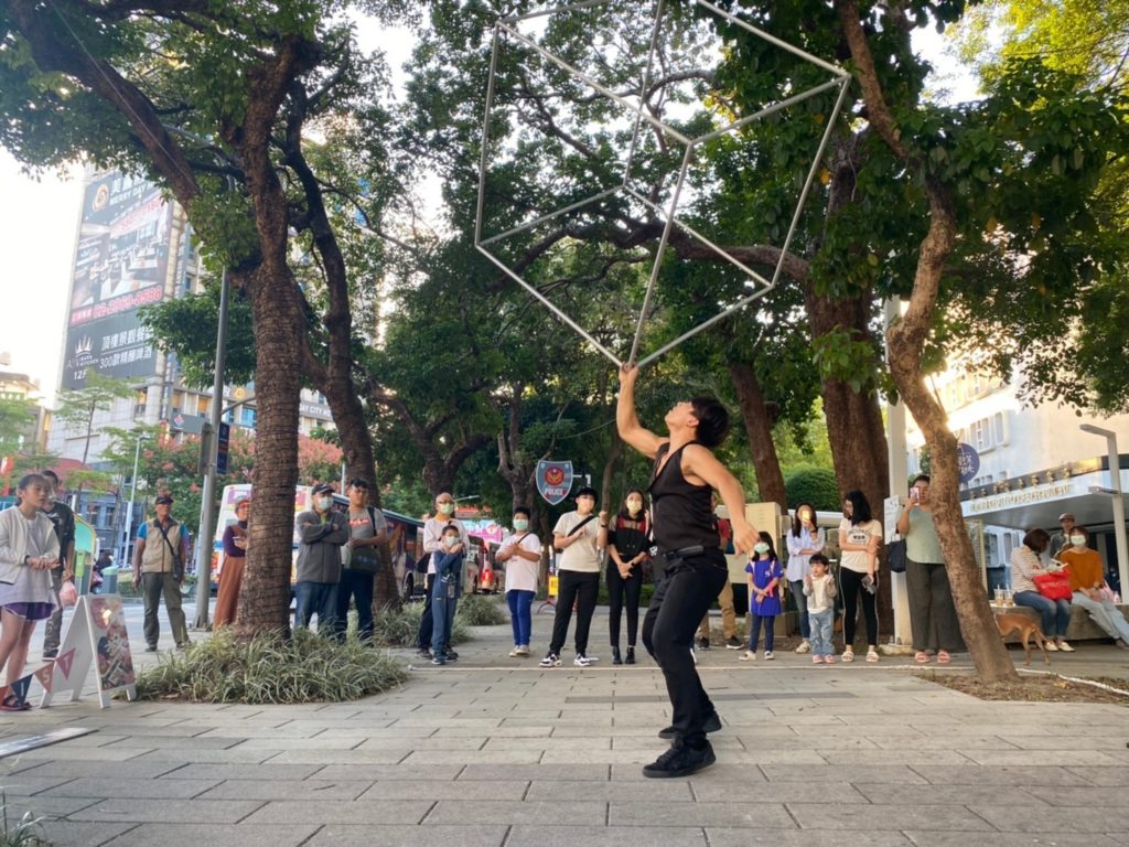 街頭藝人李庭富(小冰)的旋轉立方表演