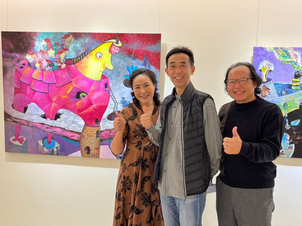 ▲國父紀念館館長王蘭生(中)與莊麗珠(左)及夫婿陳瑞興展場開心合影留念。(記者 辛澎祥/攝)